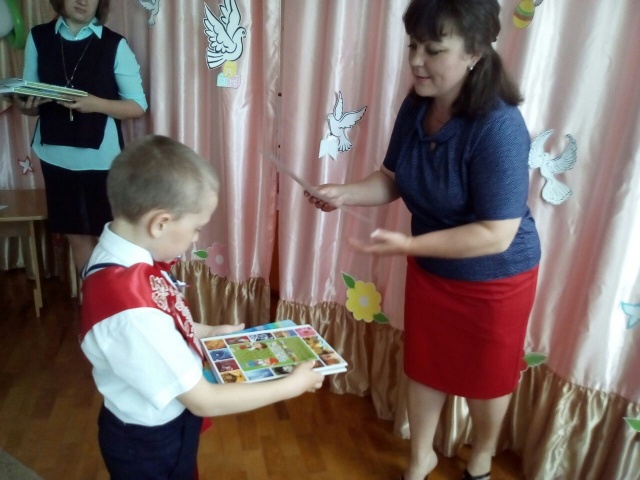 Выпускной 3 "Получение грамот и памятных подарков из рук заведующей"