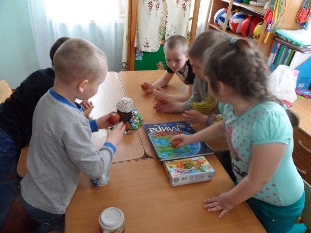 "Катание яиц"