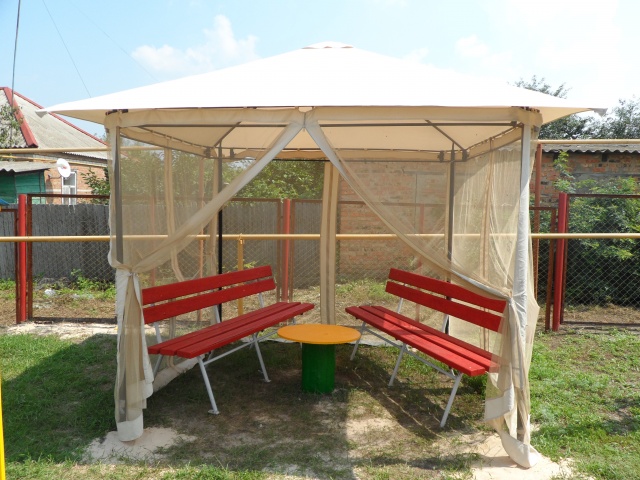 Летний домик отдыха на площадке.